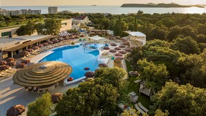 A resort with a large pool, sun loungers, umbrellas, and a view of the sea. - Valamar Tirena Hotel (Dubrovnik)
