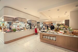Café da manhã com buffet grátis todos os dias