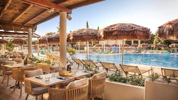 2 restaurantes; se sirven desayunos y cocina local e internacional