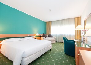 Cofres nos quartos, escrivaninha, cortinas blackout