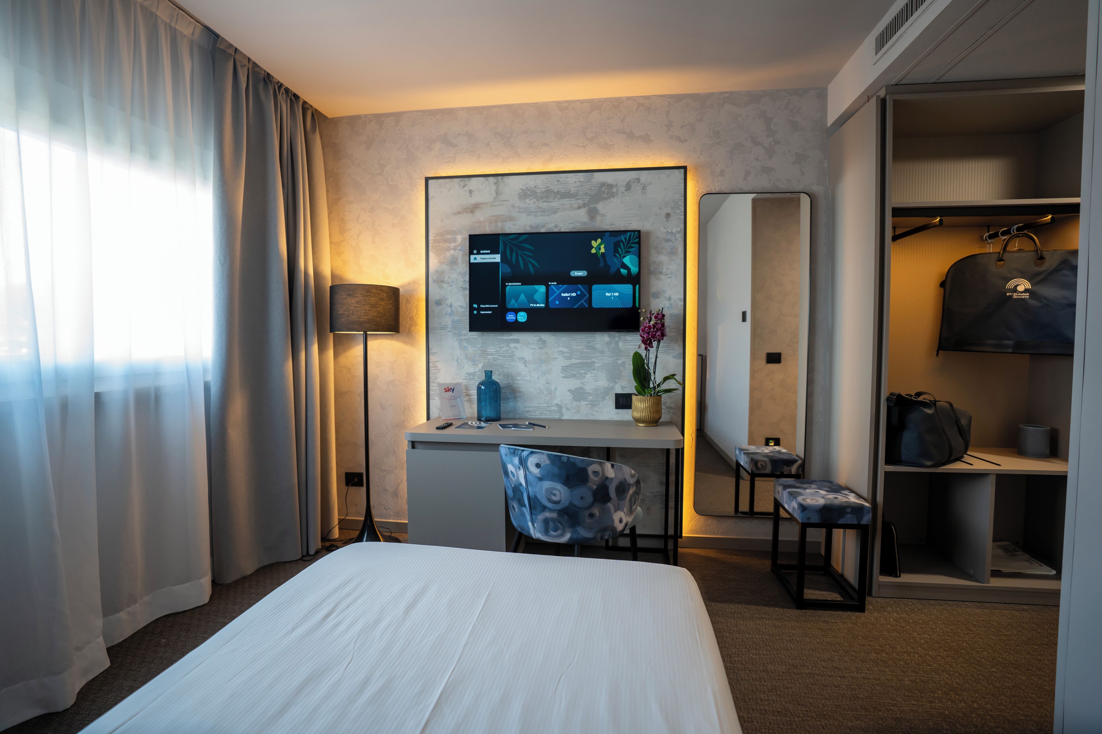 Classic SINGOLA | Una cassaforte in camera, una scrivania, tende oscuranti