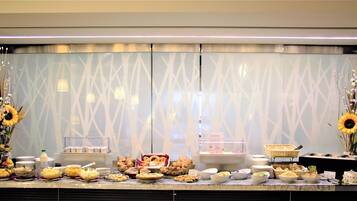 Tägliches Frühstücksbuffet (8 EUR pro Person)