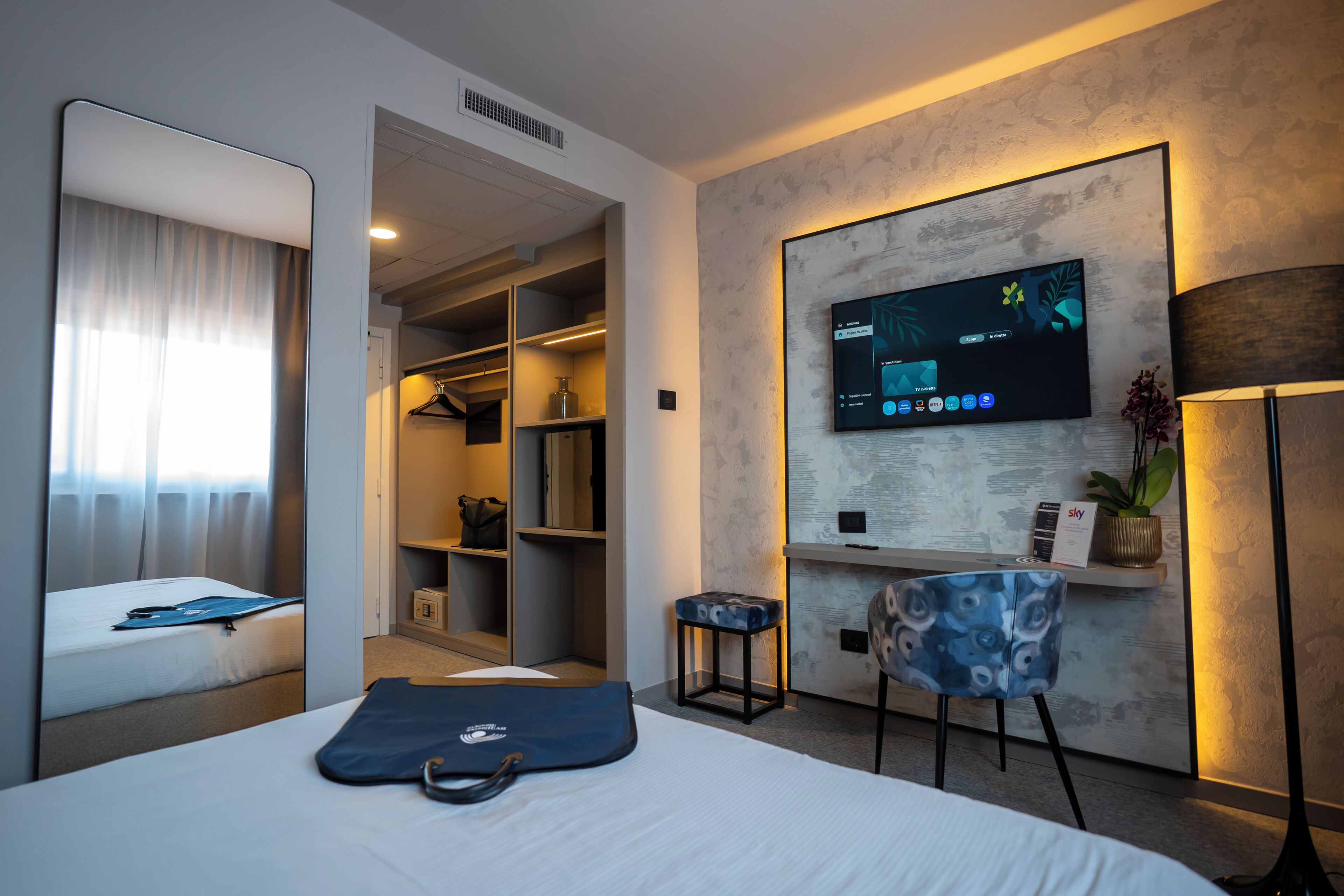 Camera Superior | Una cassaforte in camera, una scrivania, tende oscuranti