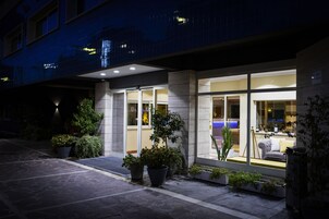 Bagian depan properti - sore/malam