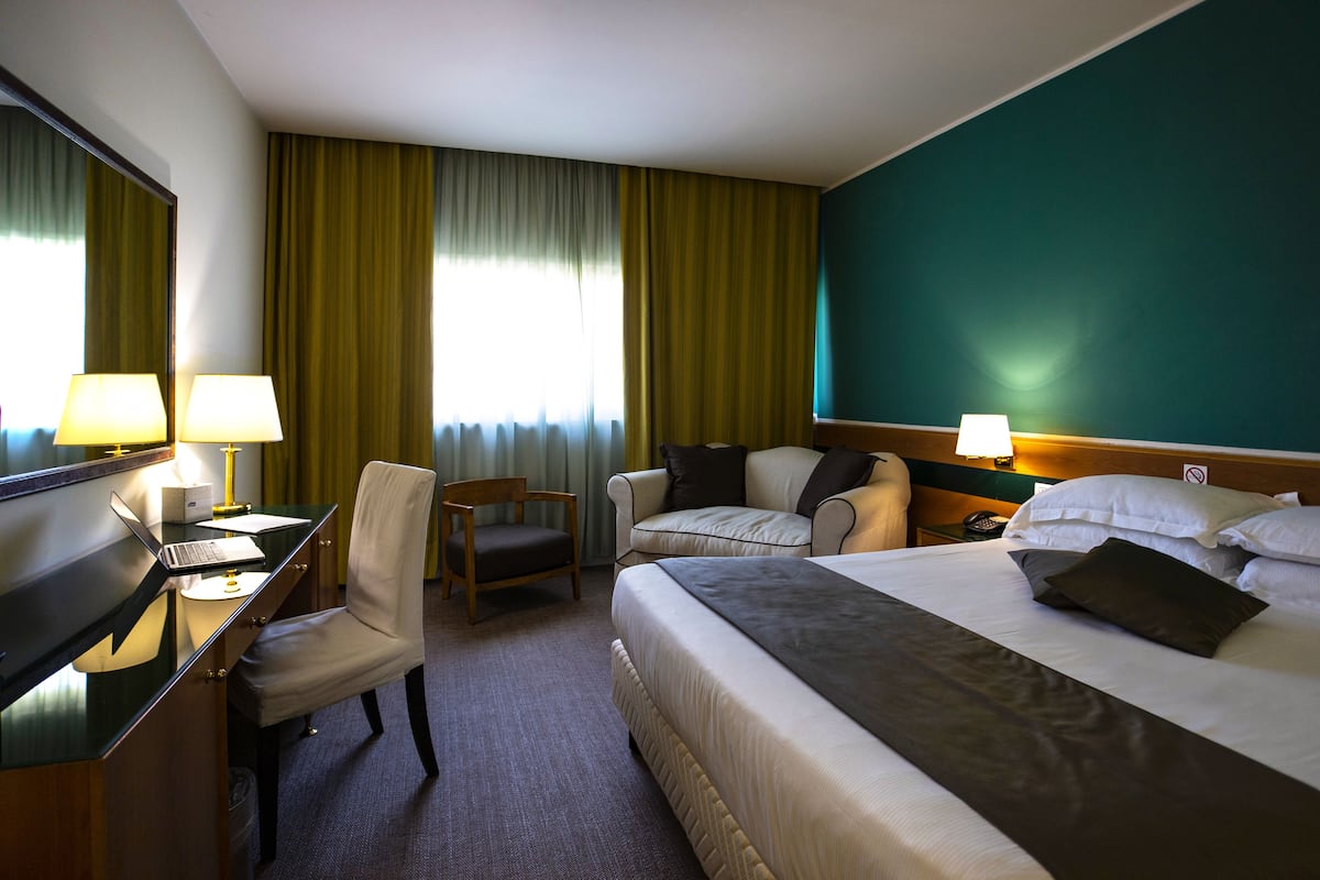 1 bedroom, in-room safe, desk, blackout curtains