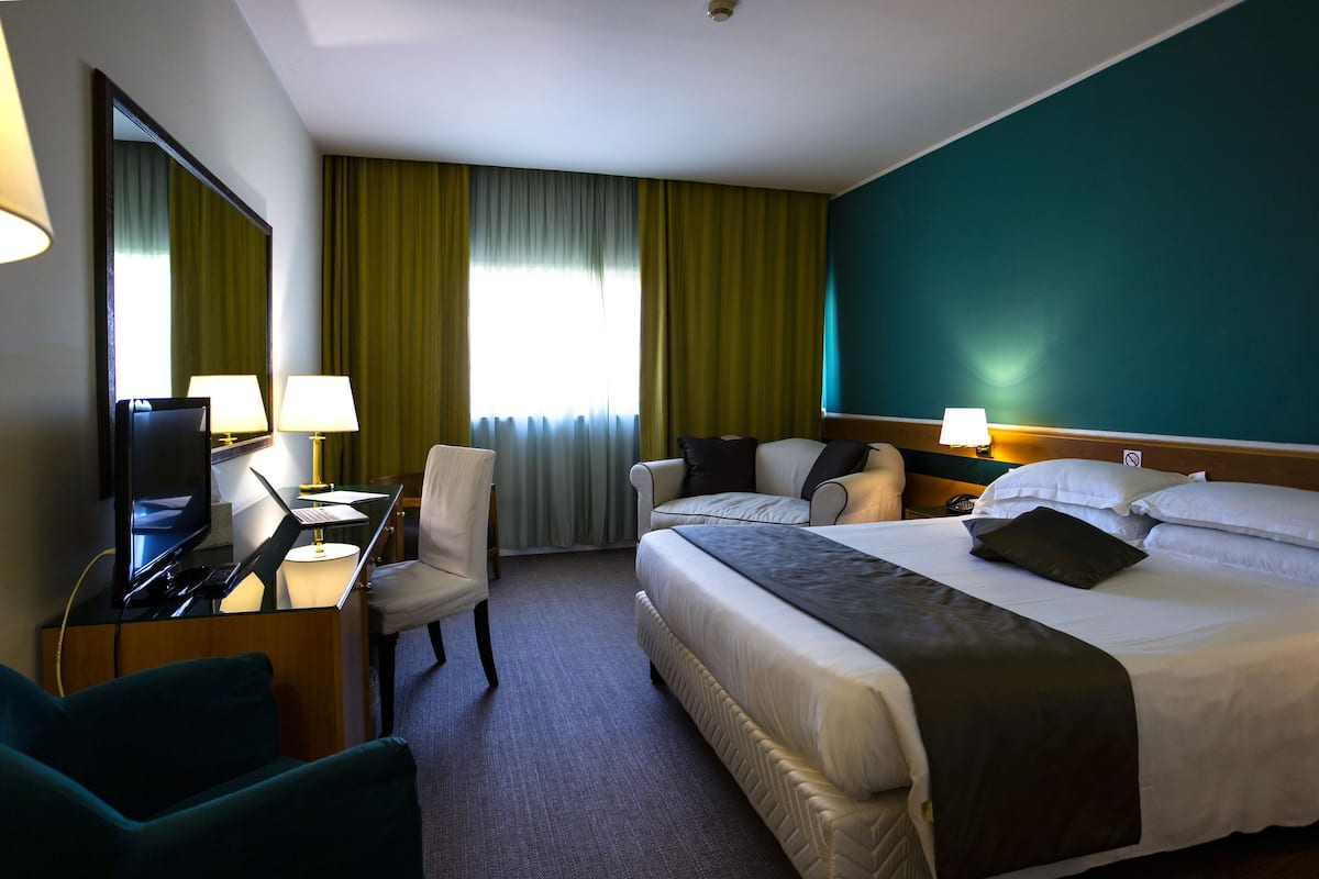 1 bedroom, in-room safe, desk, blackout curtains