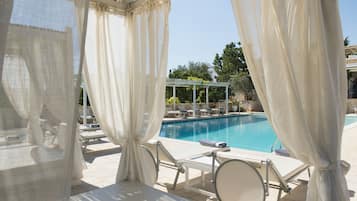 Piscine extérieure (ouverte en saison), parasols de plage