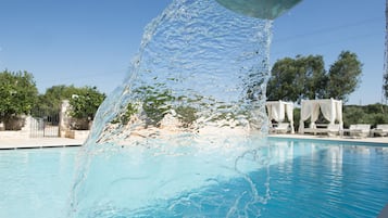 Piscina stagionale all'aperto, ombrelloni da piscina, lettini