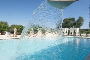 Seasonal outdoor pool, pool umbrellas, sun loungers - Masseria Salinola (Ostuni)
