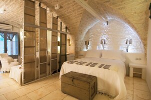 Minibar, blackout drapes, free WiFi, bed sheets