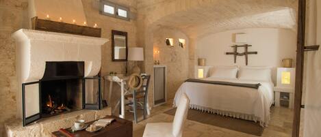 Junior Suite, 1 Bedroom | Minibar, blackout drapes, free WiFi, bed sheets