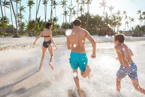 私家海滩、白沙、沙滩椅、海滩遮阳伞