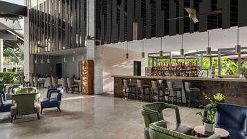 3 Bars/Lounges, 6 Bars im Pool, 3 Poolbars, 2 Strandbars