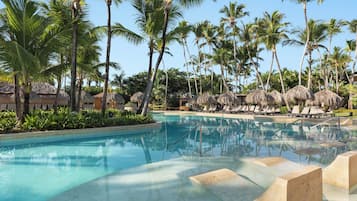 5 piscines extérieures, parasols de plage, chaises longues