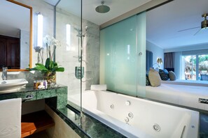 Combined shower/bathtub, jetted bath, free toiletries, hair dryer - Grand Palladium Punta Cana Resort & Spa - All Inclusive (Punta Cana)
