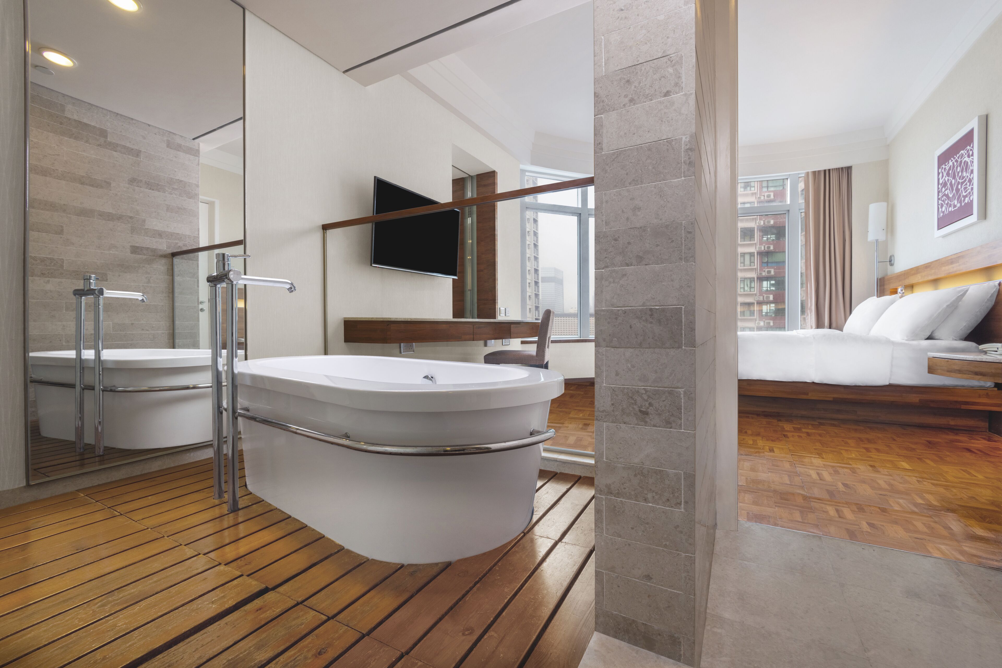 Combined shower/bathtub, free toiletries, hair dryer, slippers