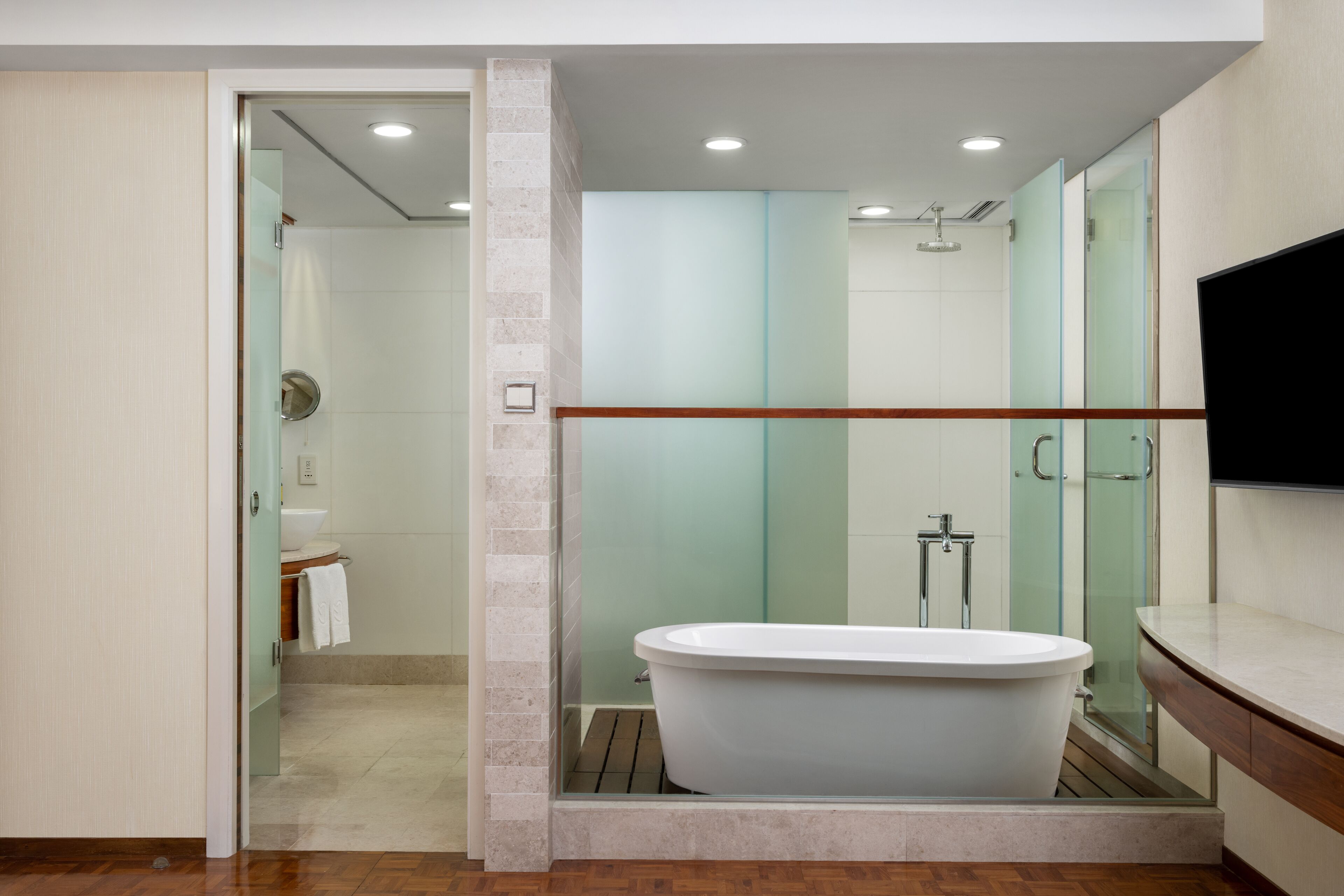 combined shower/bathtub, free toiletries, hair dryer, slippers