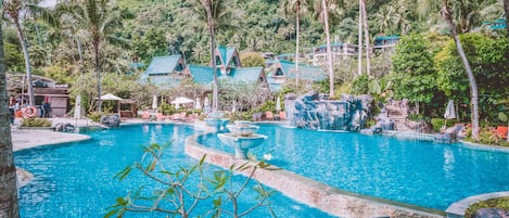 2 piscines extérieures, parasols, chaises longues