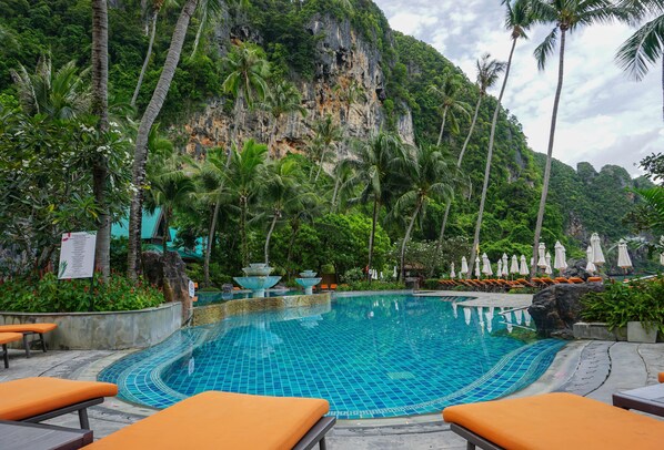 2 outdoor pools, pool umbrellas, pool loungers - Centara Grand Beach Resort and Villas Krabi (Krabi)