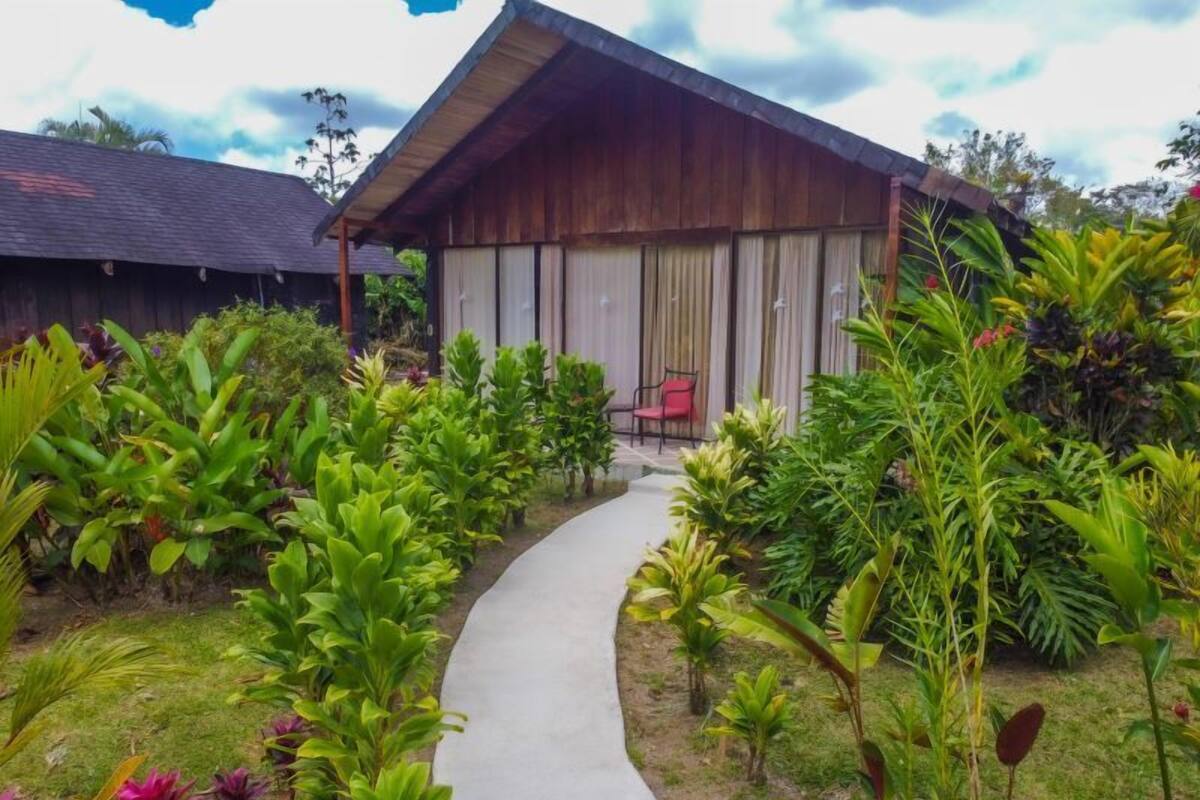 Deluxe bungalow, uitzicht op tuin | Donsdekens, gratis wifi, beddengoed
