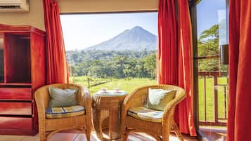 Habitación Superior Vista al Volcán | 1 bedroom, down comforters, free WiFi, bed sheets