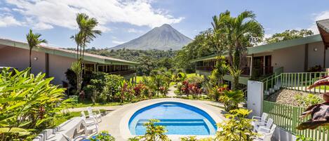 2 kolam renang outdoor, dengan kursi berjemur