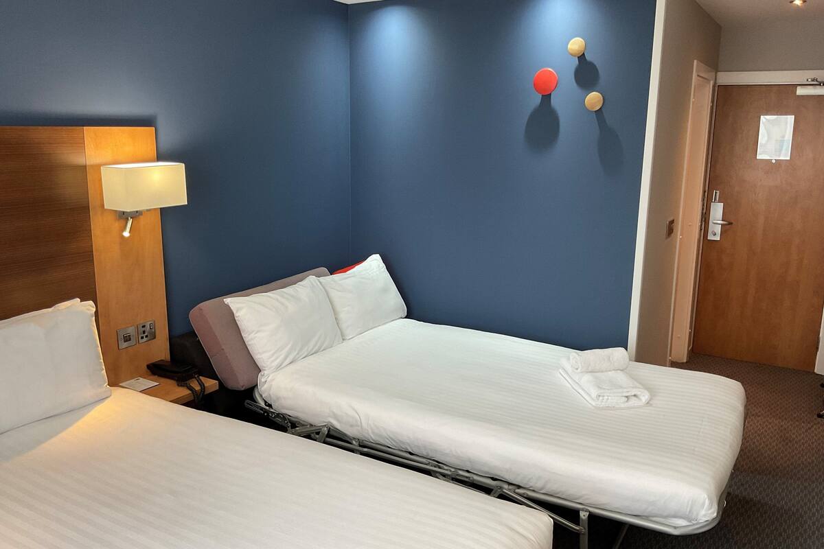 standard room, 1 double bed with sofa bed (with free breakfast) | in-room safe, desk, soundproofing, free cots/infant beds