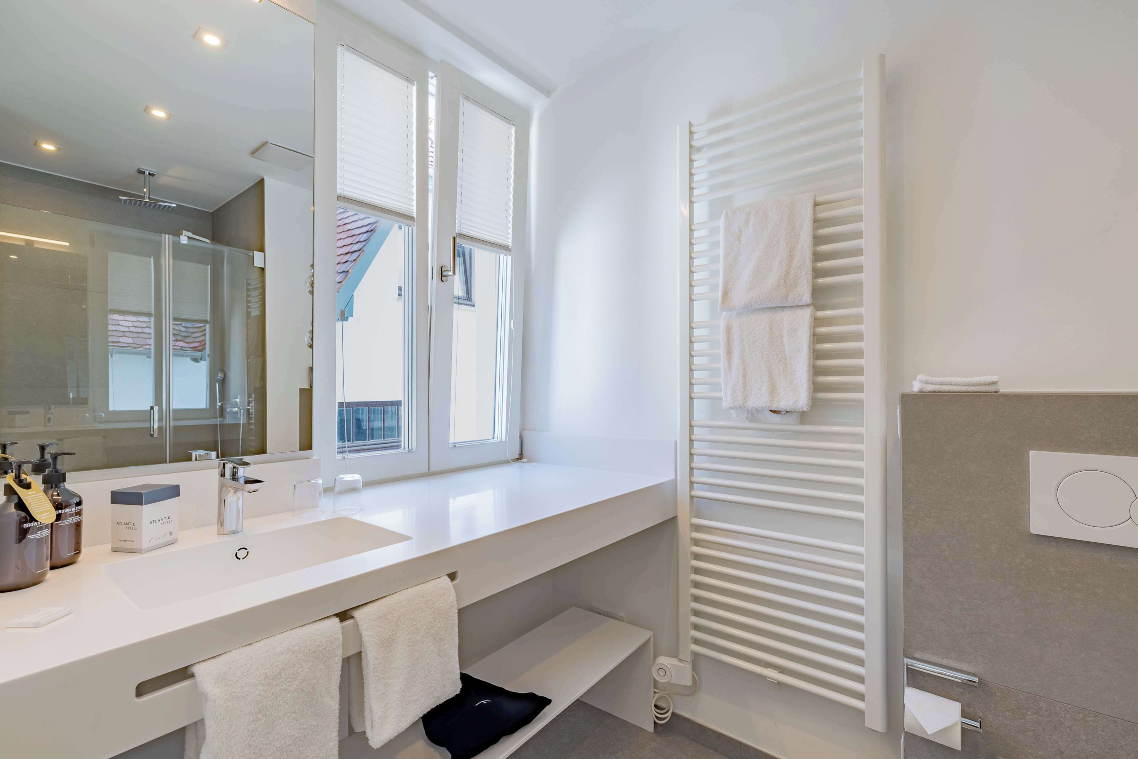 combined shower/bathtub, rainfall showerhead, free toiletries