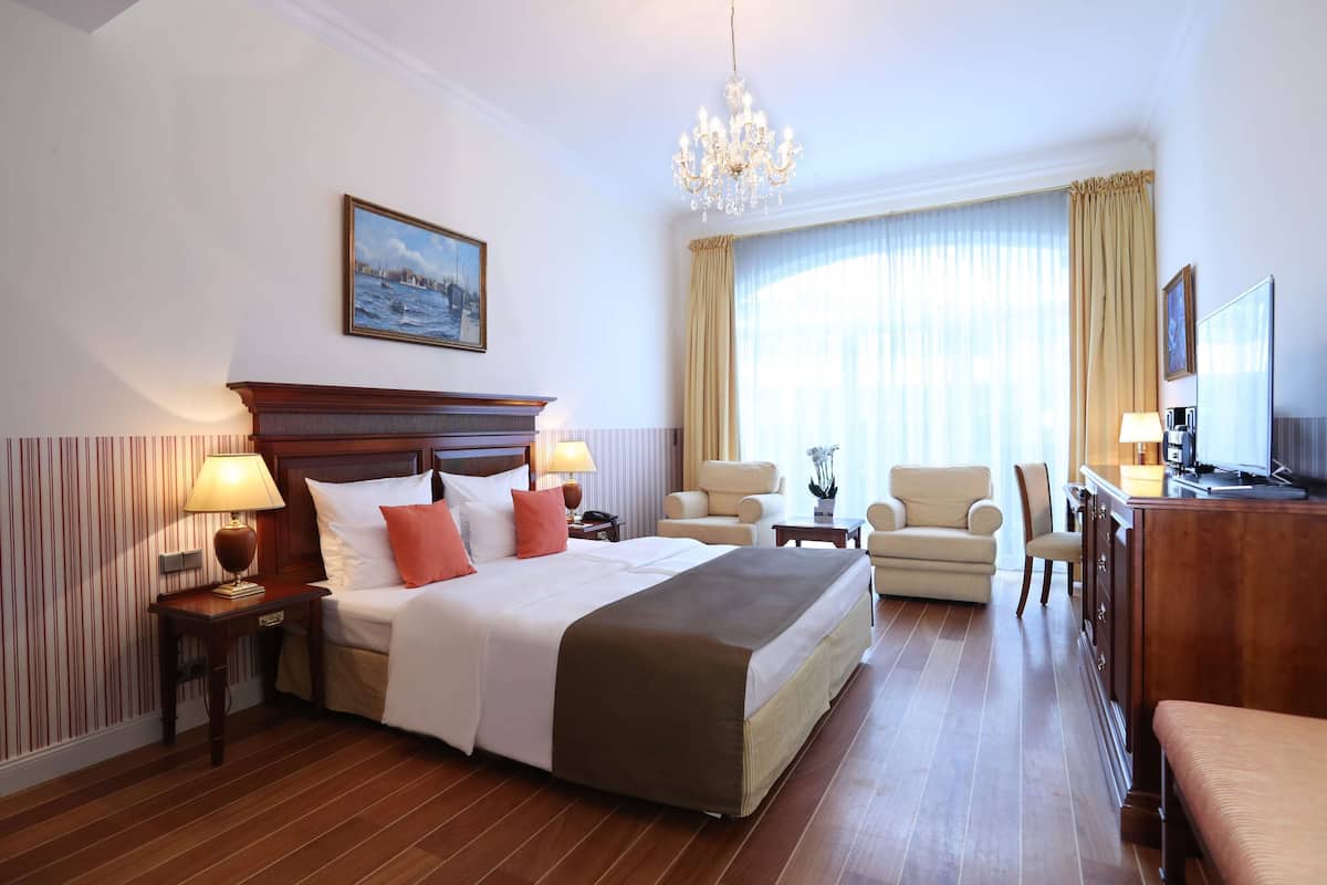 Comfort Double Room | Hypo-allergenic bedding, in-room safe, individually furnished, desk