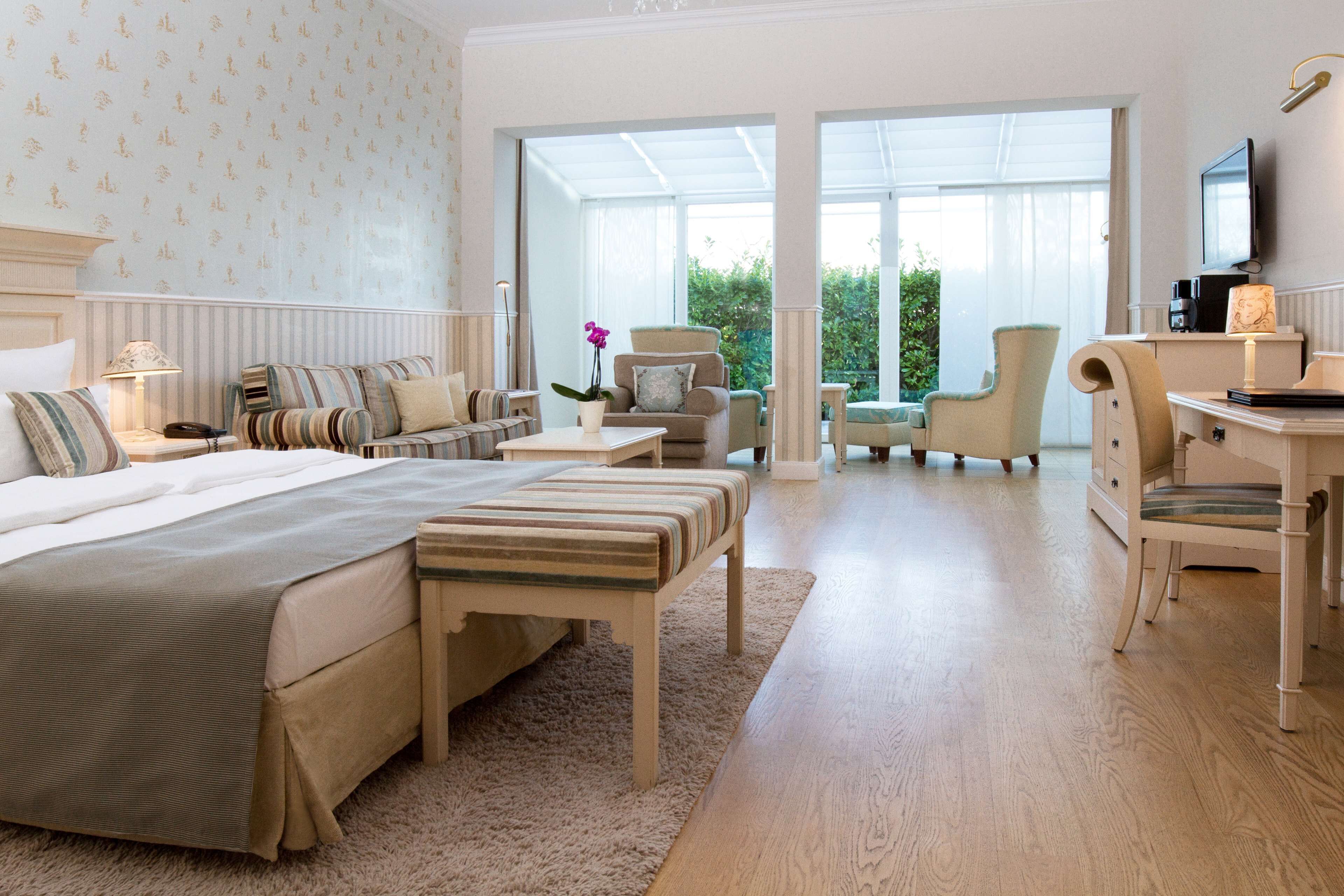 junior suite | hypo-allergenic bedding, in-room safe, individually furnished, desk