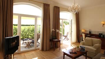 Luxury Suite | Hypo-allergenic bedding, in-room safe, individually furnished, desk