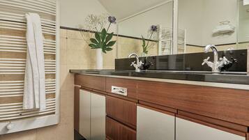 Tweepersoonskamer (Maisonette) | Badkamer | Een bad/douchecombinatie, een regendouche, gratis toiletartikelen