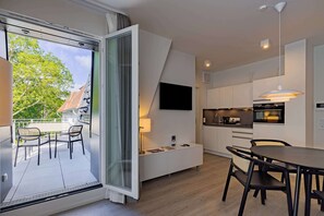 Hypo-allergenic bedding, in-room safe, individually furnished, desk