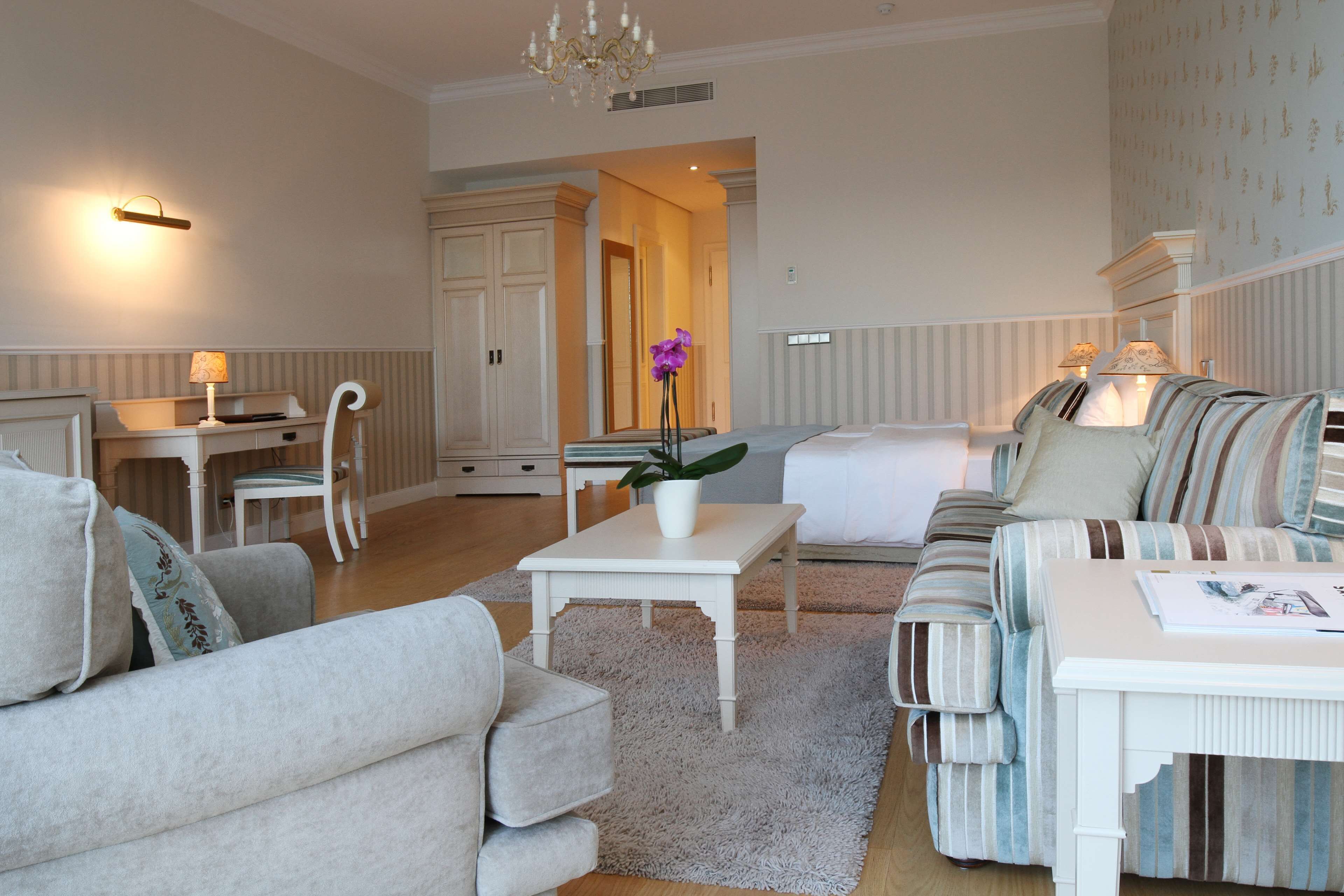 junior suite | hypo-allergenic bedding, in-room safe, individually furnished, desk