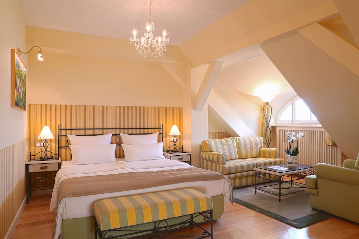 Standard Double Room, Sea View | Hypo-allergenic bedding, in-room safe, individually furnished, desk