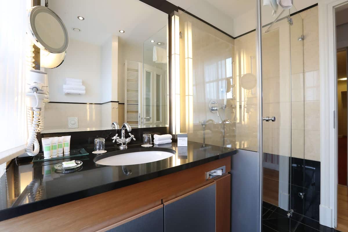 hypo-allergenic bedding, in-room safe, individually furnished, desk