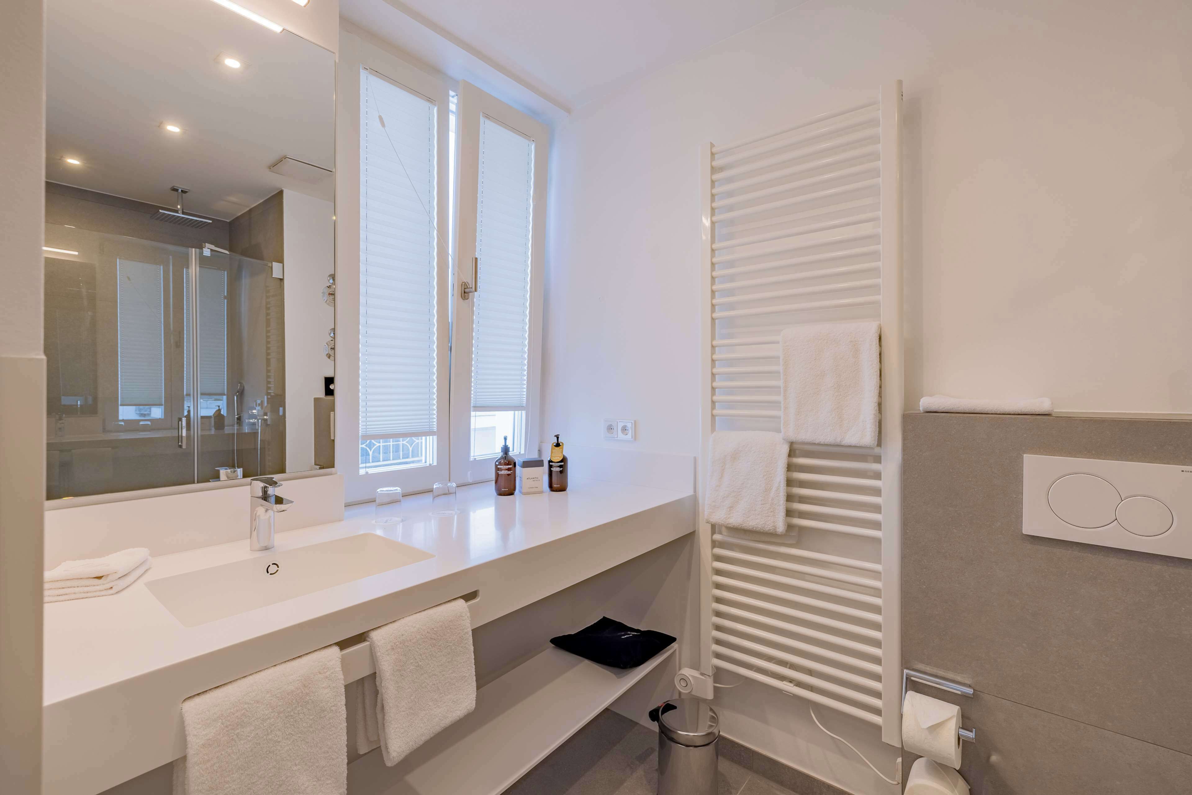 combined shower/bathtub, rainfall showerhead, free toiletries