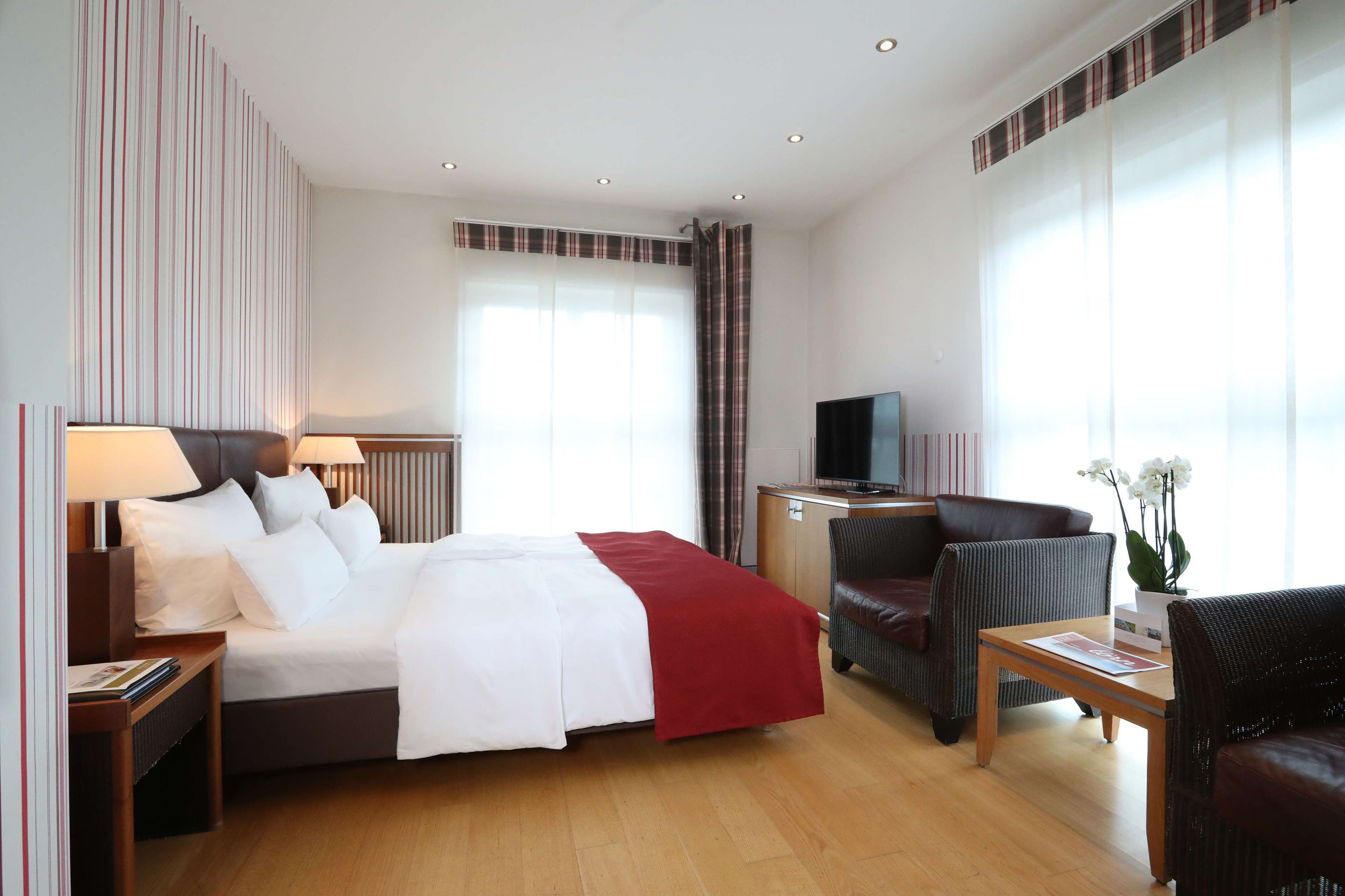 Hypo-allergenic bedding, in-room safe, individually furnished, desk