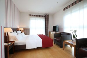 Hypo-allergenic bedding, in-room safe, individually furnished, desk