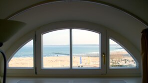 Standard Double Room, Sea View | Peralatan tempat tidur hipoalergenik, peti besi dalam bilik