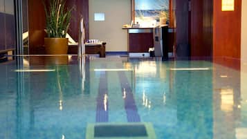 Behandelingsruimtes in de openlucht, een sauna, een stoombad