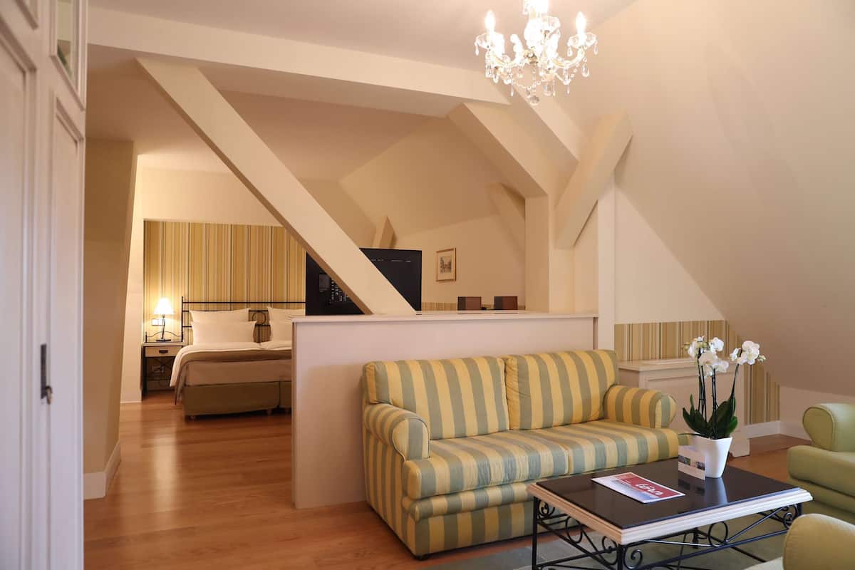 Junior Suite (Countryside) | Hypo-allergenic bedding, in-room safe, individually furnished, desk