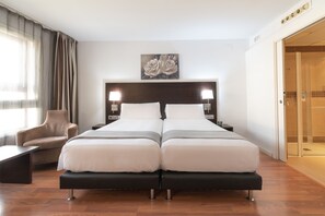 Habitació doble | Cortines opaques, wifi gratuïta i roba de llit 