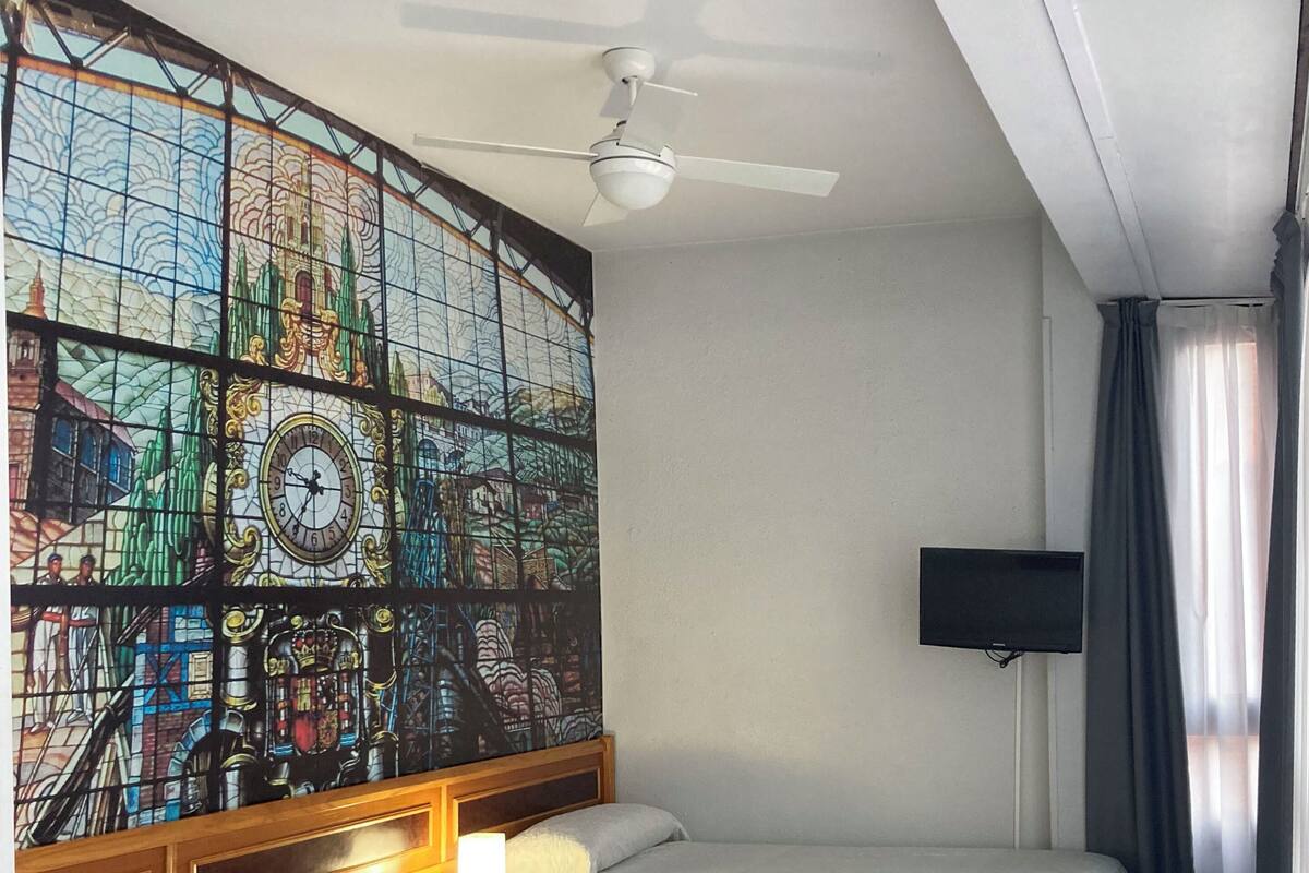 Ropa de cama hipoalergénica y caja de seguridad en la habitación