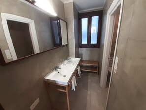Superior Double Room | Bathroom