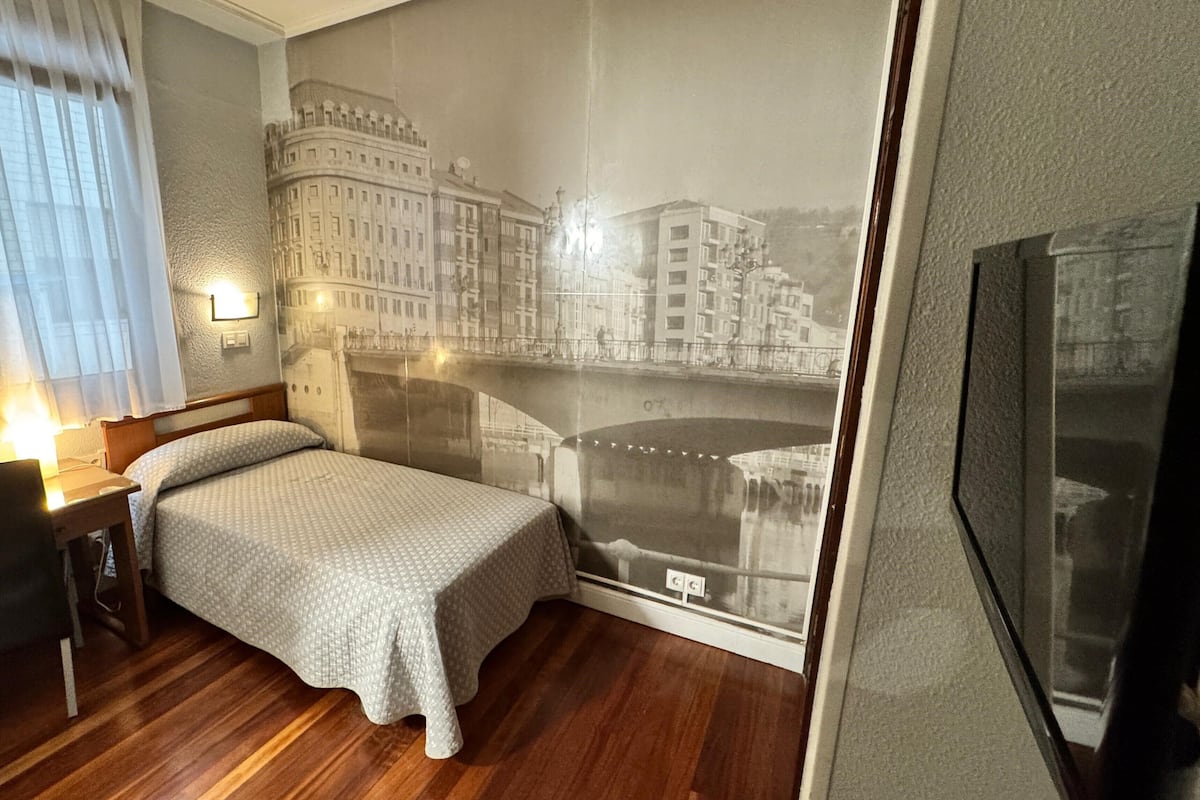 Ropa de cama hipoalergénica y caja de seguridad en la habitación