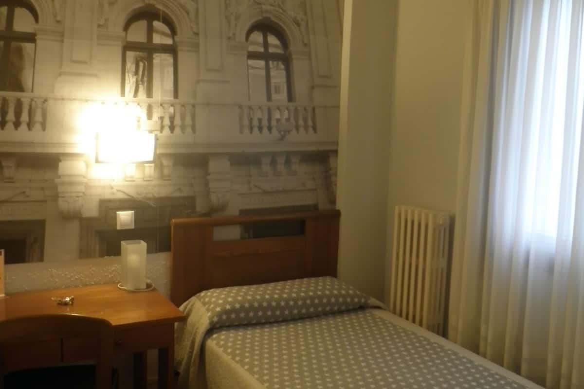 Single Room | Hypo-allergenic bedding, in-room safe, desk, blackout drapes