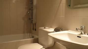 Habitación doble | Baño | Bañera, bañera profunda y artículos de higiene personal gratuitos