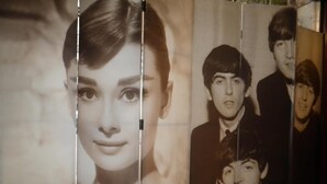A wall with a series of framed photographs. - Photo Zabalburu Hotel (Bilbao)