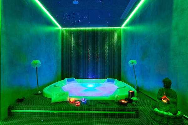 Indoor spa tub